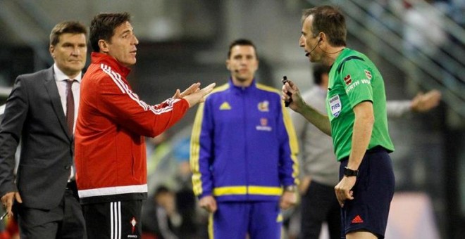 Fernández Borbalán conversa con Berizzo, entrenador del Celta, en un partido en Balaídos./EFE