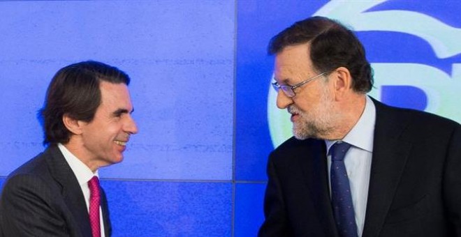 Mariano Rajoy, saludando al expresidente del Gobierno José María Aznar, a su llegada a la reunión del Comité Ejecutivo Nacional del partido para analizar los resultados de las elecciones generales del 20D. EFE/Tarek