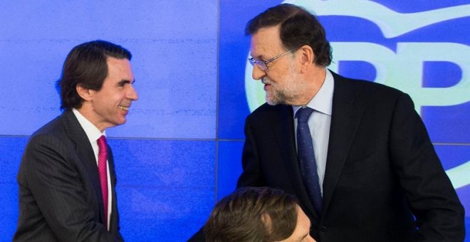 Mariano Rajoy, saludando al expresidente del Gobierno José María Aznar, a su llegada a la reunión del Comité Ejecutivo Nacional del partido para analizar los resultados de las elecciones generales del 20D. EFE/Tarek