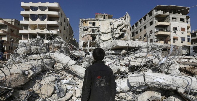 Un civil observa un lugar golpeado por un ataque israelí, en el barrio de Jaramana en Damasco, Siria. REUTERS / Omar Sanadiki