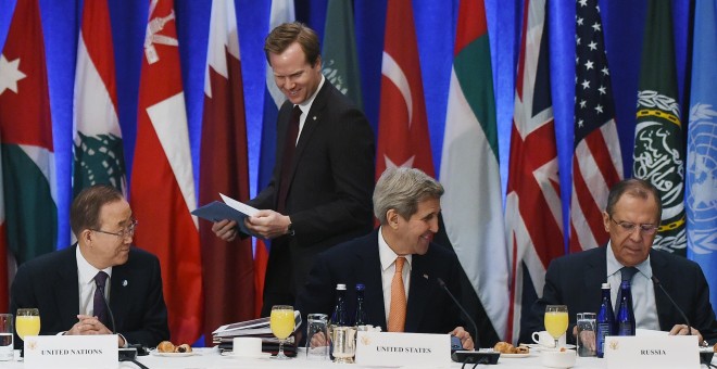 El secretario de Estado John Kerry, junto al Secretario General de las Naciones Unidas Ban ki-Moon, habla con el ministro de Exteriores ruso Sergey Lavrov, antes del inicio de la reunión sobre Siria, en Nueva York. REUTERS/Jewel Samad/Pool