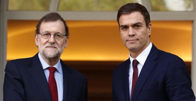 El presidente del Gobierno, Mariano Rajoy (i), y el líder del PSOE, Pedro Sánchez (d), se han saludado hoy, en el Palacio de La Moncloa, antes de iniciar su primera reunión tras las elecciones generales. /EFE