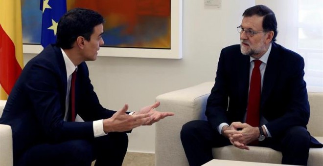 El presidente del Gobierno, Mariano Rajoy (d), y el líder del PSOE, Pedro Sánchez (i), durante su reunión en La Moncloa. /EFE