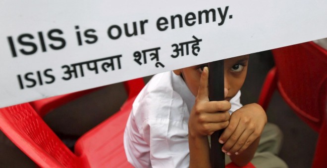 Un niño musulmán sujeta una pancarta en una manifestación en Bombay, India en contra del DAESH (ISIS en inglés), en noviembre de 2015./  REUTERS/Shailesh Andrade