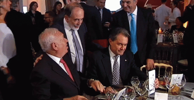 Margallo y Mas, durante la entrega de premios de la patronal Foment del Treball, este martes en Barcelona.