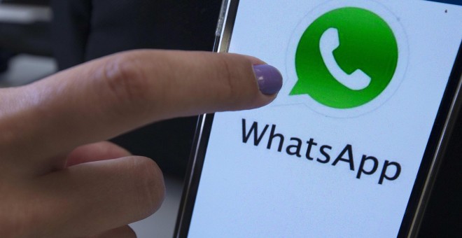El logo de WhatsApp en un 'smartphone'. EFE