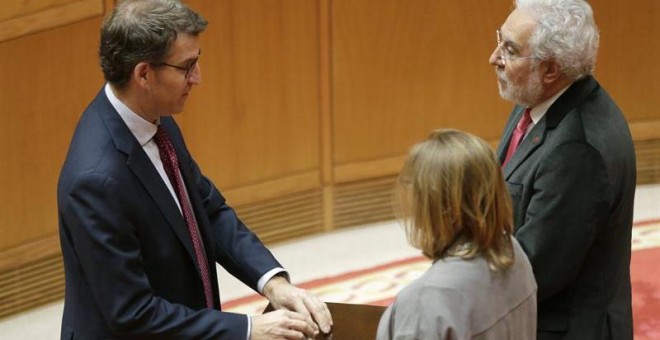 El presidente de la Xunta, Alberto Núñez Feijóo vota en el pleno para designar senadores por la comunidad autónoma, este miércoles en el Parlamento de Galicia. EFE/lavandeira jr