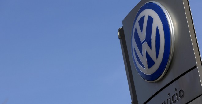 Logotipo de Volkswagen en un concesionario en Madrid, España. REUTERS