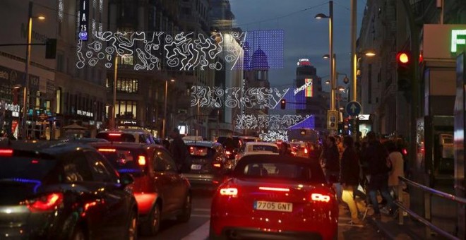Tráfico intenso en la Gran Vía madrileña ayer por la noche. /EFE