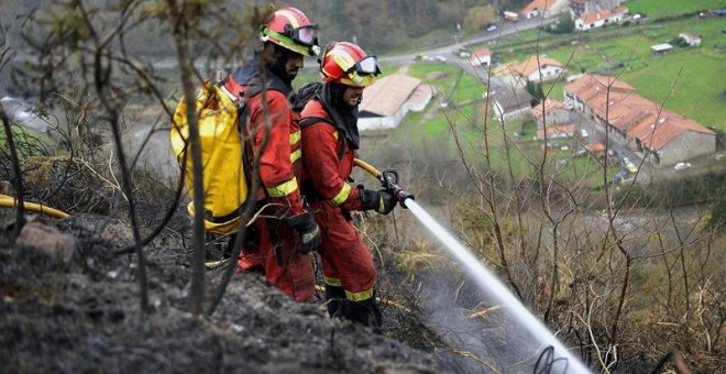 Efectivos de la UME en labores de extinción del fuego uno de los montes próximos a la localidad cántabra de Fresneda el pasado domingo. /EFE