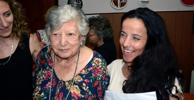 Imagen del reencuentro de María Isabel Chorobik de Mariani con su nieta. - EFE