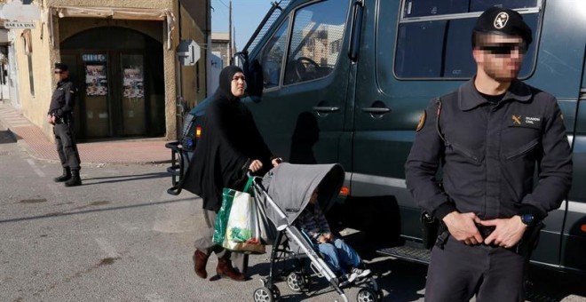 Un centenar de efectivos de la Guardia Civil permanecen en Roquetas de Mar. EFE/Carlos Barba