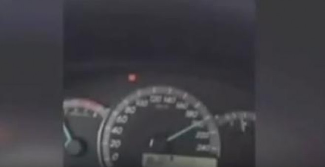 Captura de pantalla del vídeo en el que un conductor colisiona mientras circulaba a 200 km/h.