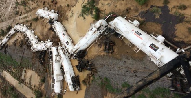 El tren descarrilado en Queensland, Australia, transportaba ácido sulfúrico. EFE/QUEENSLAND POLICE