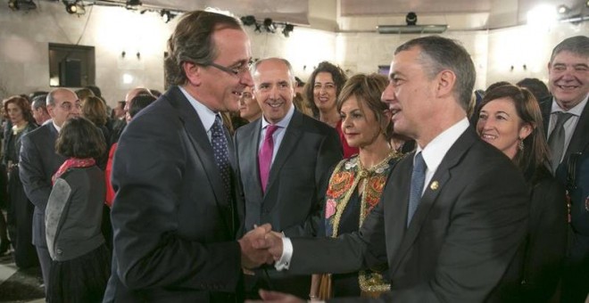 Alfonso Alonso saluda al lehendakari, Iñigo Urkullu, durante la tradicional recepción de Navidad a la que asiste una amplia representación de la sociedad vasca. EFE/David Aguilar