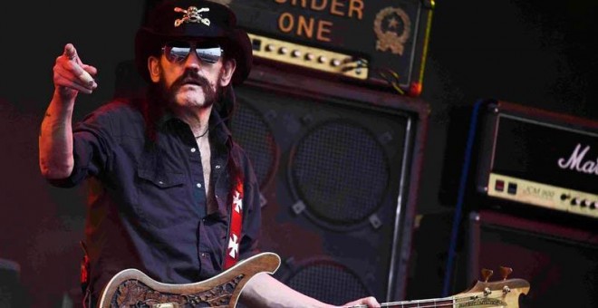 Lemmy durante una actuación con Motörhead el pasado 26 de junio de 2015. / DYLAN MARTÍNEZ (EFE)