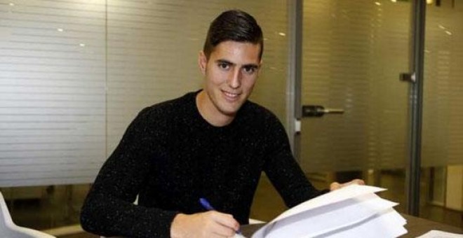 Momento de la firma del contrato de Sergi Guardiola con el Barcelona. FC BARCELONA.