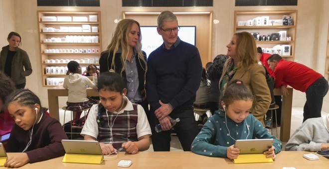 El consejero delegado de Apple, Tim Cook, en un acto con escolares estadounidenses, enla tienda de la compañía en Manhattan.. REUTERS/Carlo Allegri
