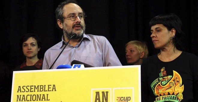 El presidente de la CUP en el Parlament, Antonio Baños, y su portavoz parlamentaria, Anna Gabriel, durante la comparecencia realizada  tras la Asamblea Nacional de la formación celebrada el fin de semana en Sabadell (Barcelona). EFE/Str