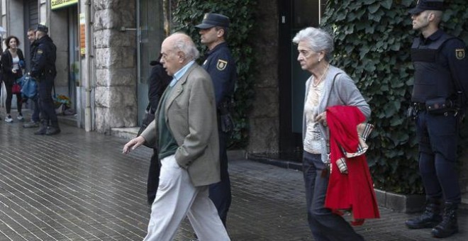 Jordi Pujol y Marta Ferrusola salen de casa tras un registro policial, en una imagen de archivo. EFE