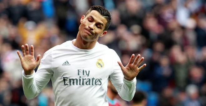 El delantero portugués del Real Madrid Cristiano Ronaldo celebra el gol marcado de penalti ante la Real Sociedad, durante el partido de la decimoséptima jornada de liga de Primera División disputado esta tarde en el estadio Santiago Bernabéu. EFE/Víctor L