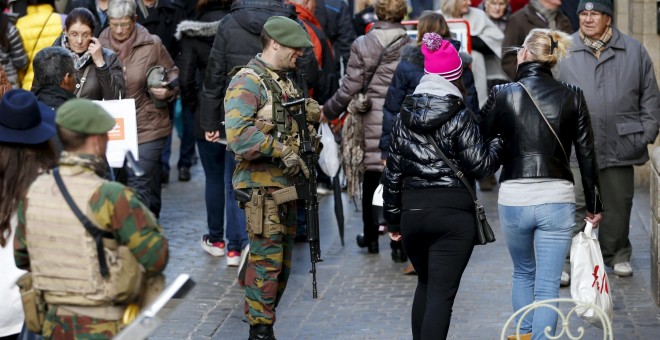 Soldados belgas patrullan en Bruselas. REUTERS/Francois Lenoir