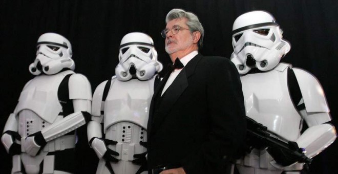 George Lucas posa con unos 'strormtroopers' en una imagen de archivo. / EP