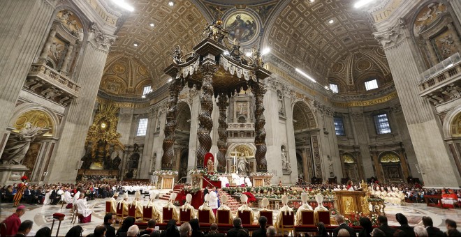 El Papa Francisco, en su primera misa del año en la Basílica de San Pedro, en el Vaticano. REUTERS/Giampiero Sposito