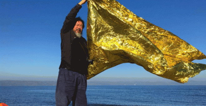 Ai Weiwie en Lesbos con una manta termica