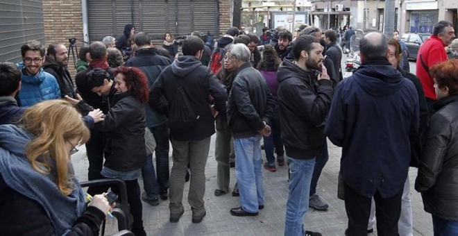 Asambleístas de la CUP, en un receso de la reunión celebrada en Barcelona. / EFE