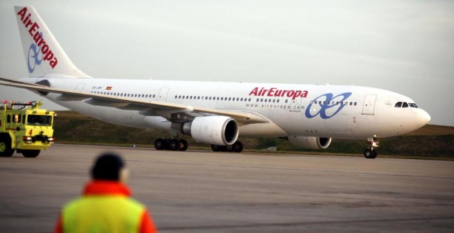 Foto de archivo de un avión de Air Europa, que adquirió Aeronova para competir con Iberia. / EFE