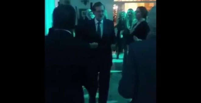 Rajoy baila durante una boda.