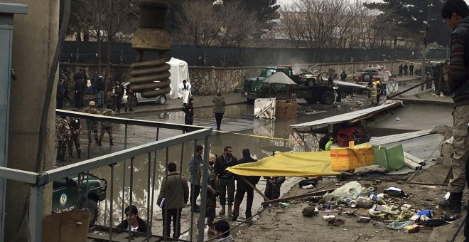 Oficiales de seguridad inspeccionan el lugar donde se ha producido un ataque cerca del aeropuerto de Kabul (Afganistán).- EFE