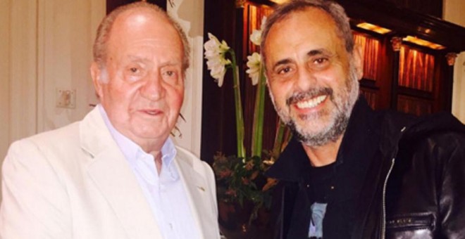 El rey Juan Carlos, con el periodista Jorge Rial en el lujoso hotel Beverly Wilshire de Los Ángeles. INSTAGRAM DE JORGE RIAL