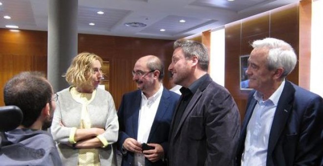 El presidente del Gobierno de Aragón, Javier Lambán, con José Luis Soro (CHA), Patricia Luquin (IU) y Pablo Echenique (Podemos).
