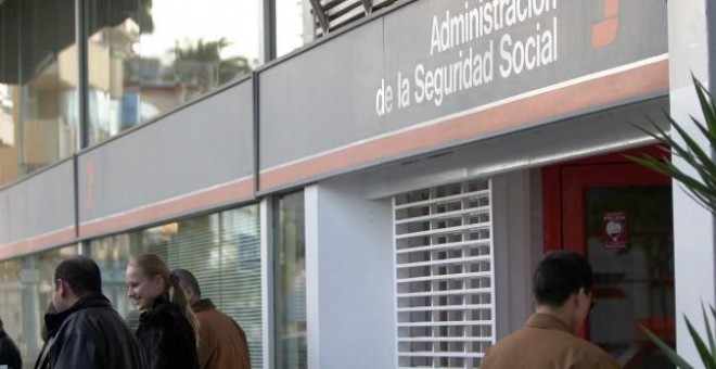 Según Empleo, el mes de diciembre ha mostrado una dinámica positiva en la afiliación a la Seguridad Social, tras señalar que 'con 2015 se cierra un ciclo de recuperación de ocupados'. EFE