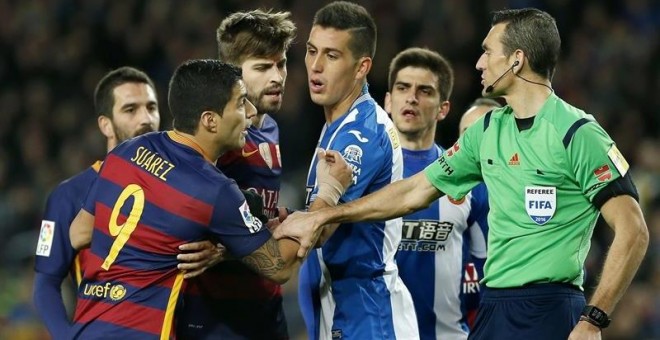 Luis Súarez, en una de las discusiones durante el partido ante el Espanyol. EFE/Andreu Dalmau