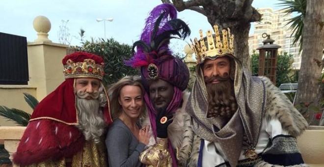 Sonia Castedo colgó en Facebook la foto con los Reyes Magos de la comitiva oficial de Alicante en el jardín de su domicilio.