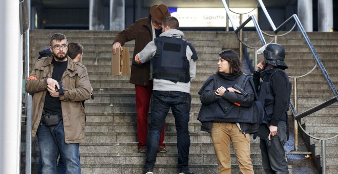 Agentes de la policía francesa registran a un peatón. REUTERS/Philippe Wojazer