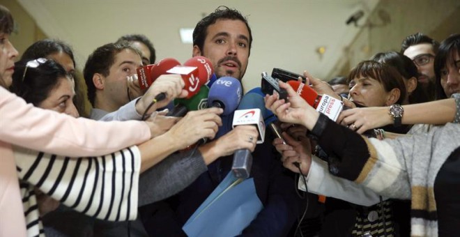 Alberto Garzón atiende a los medios tras formalizar su acta como diputado en el Congreso. / CHEMA MOYA (EFE)