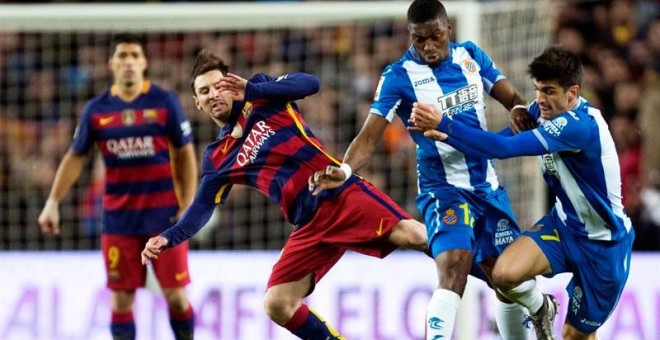 El delantero argentino del FC Barcelona Leo Messi (i) lucha el balón con el senegalés Pape Diop (c) y el paraguayo Hernán Pérez (d) , del RCD Espanyol. /EFE