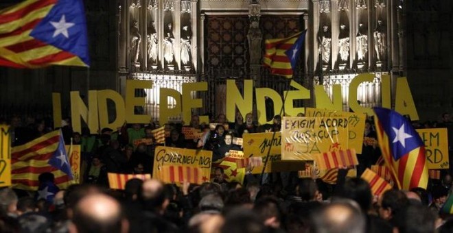 Concentración en la plaza de la Catedral de Barcelona para reclamar un acuerdo entre JxS y la CUP. / EFE