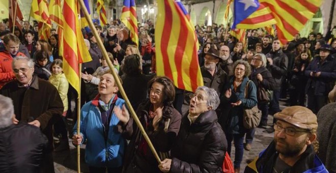 Concentración en la Plaza del Vi de Girona para reclamar un acuerdo entre Junts pel Sí y la CUP. / EFE