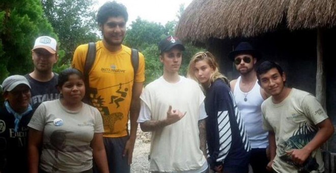 Fotografía cedida por la compañía turística AllTourNative, que muestra a la estrella pop canadiense Justin Bieber de vacaciones en la Riviera Maya./ EFE