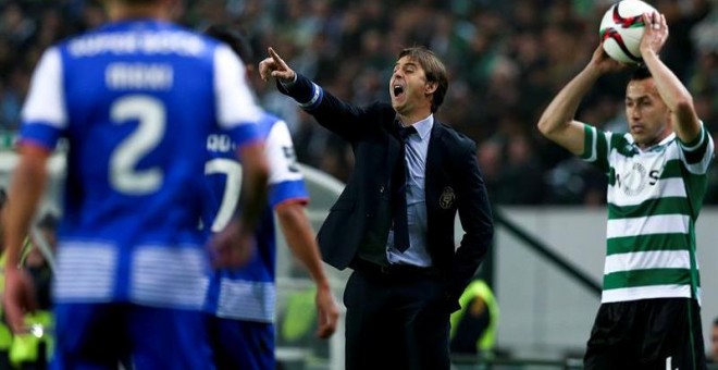 Julen Lopetegui da instrucciones a sus jugadores en el partido contra el Sporting. /EFE