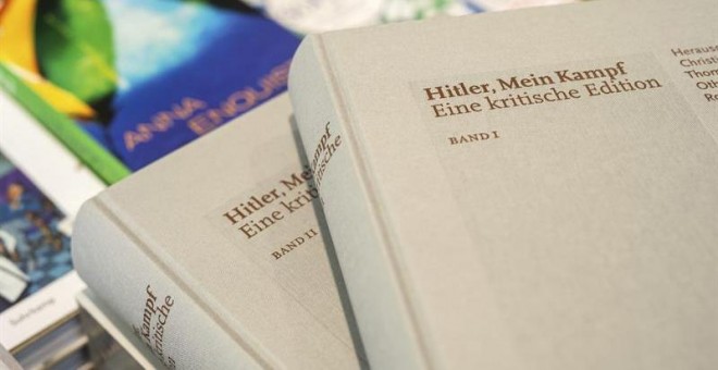 Copias de la edición crítica de 'Hitler, Mein Kampf' son expuestos sobre una mesa durante una rueda de prensa en Múnich. EFE/Marc Mueller