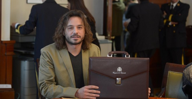 Miguel Vila con su cartera de diputado en el Congreso.-DANI GAGO / PODEMOS