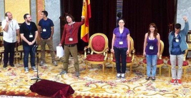 Foto del 18 de junio de 2014 en el Congreso de los Diputados. Miguel Vila, en el centro con el puño en alto, celebra la segunda victoria de su lista en las elecciones sindicales de Telefónica Servicios Audiovisuales. Llegó la noticia mientras preparaba la