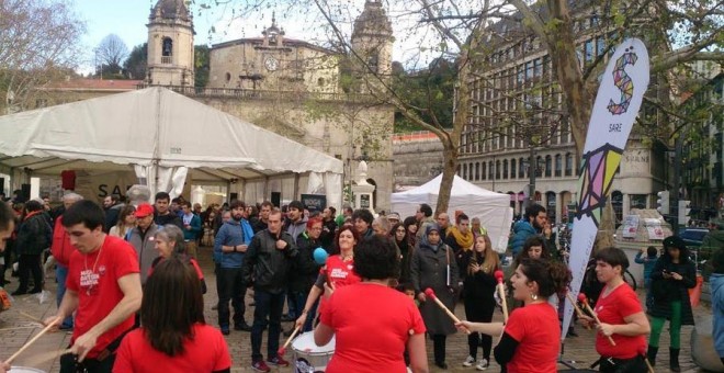 Los manifestantes se preparan en medio de actividades recreativas horas previas a la manifestación.