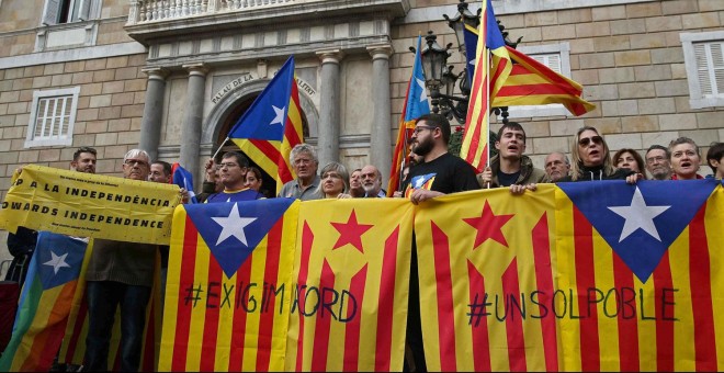 Diversas entidades y ciudadanos independentistas han convocado una concentración ante el Palau de la Generalitat, para exigir un acuerdo a Junts pel Sí y la CUP. EFE